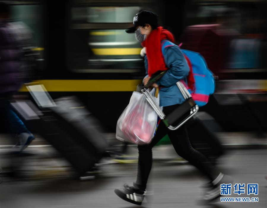 1月24日,广州火车站站台上一位旅客匆忙赶路