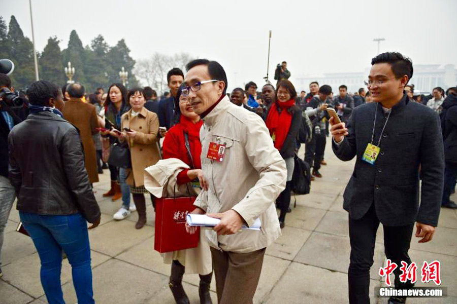 3月3日，全國政協十二屆四次會議在北京人民大會堂開幕，各界委員陸續抵達。圖為鞏漢林委員抵達會場。中新社記者 金碩 攝