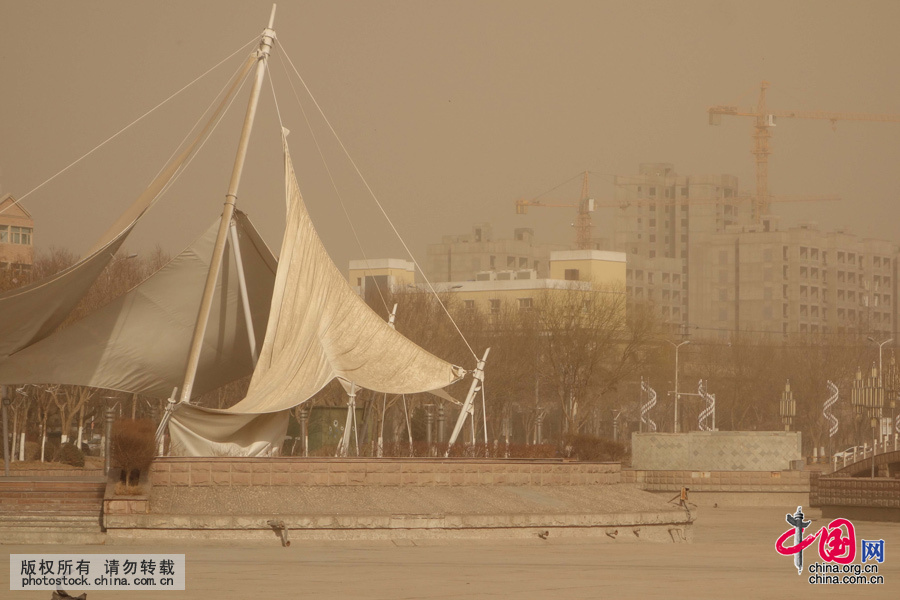 3月3日，吐鲁番市高昌区“火洲水韵广场”的风帆造型被大风撕毁。中国网图片库 姜晓明摄