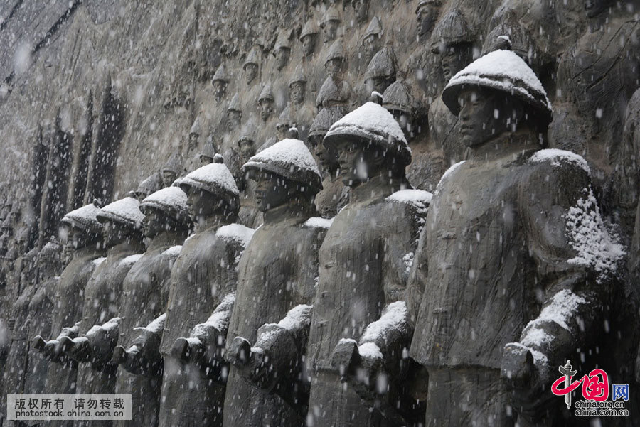 2016年3月2日，吉林省吉林市松花江畔，被大雪覆盖的青铜雕塑。中国网图片库 王凯冬 摄 