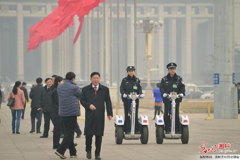 两会安保巡逻车助力全国政协十二届四次会议开幕会