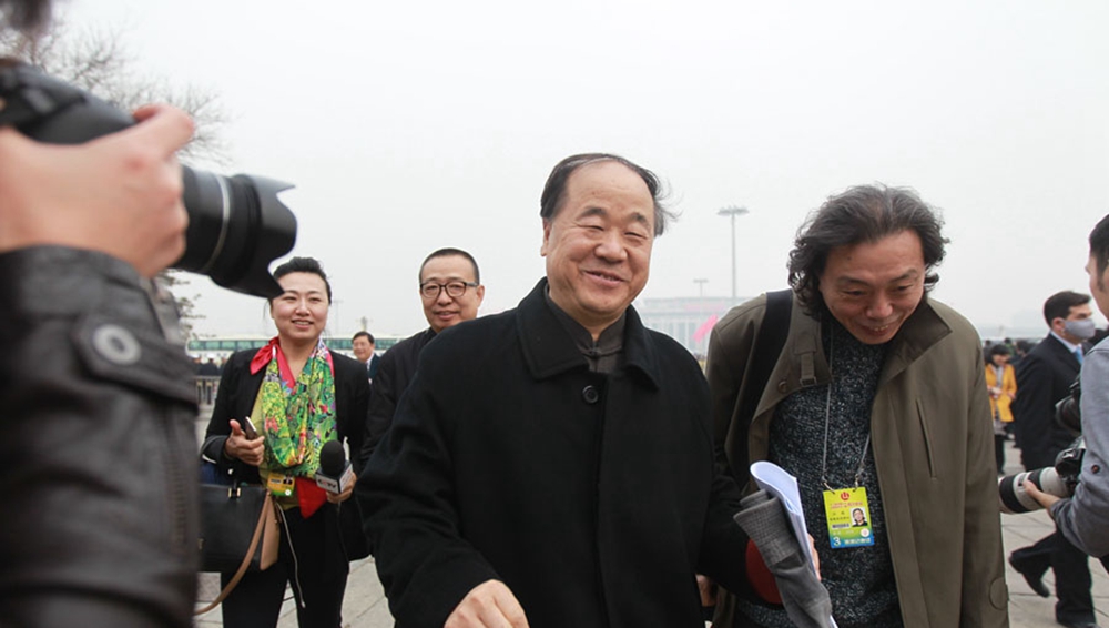 明星委员遭记者围堵 莫言微笑从容