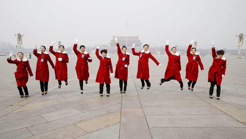 两会美女礼仪“中国红”吸睛