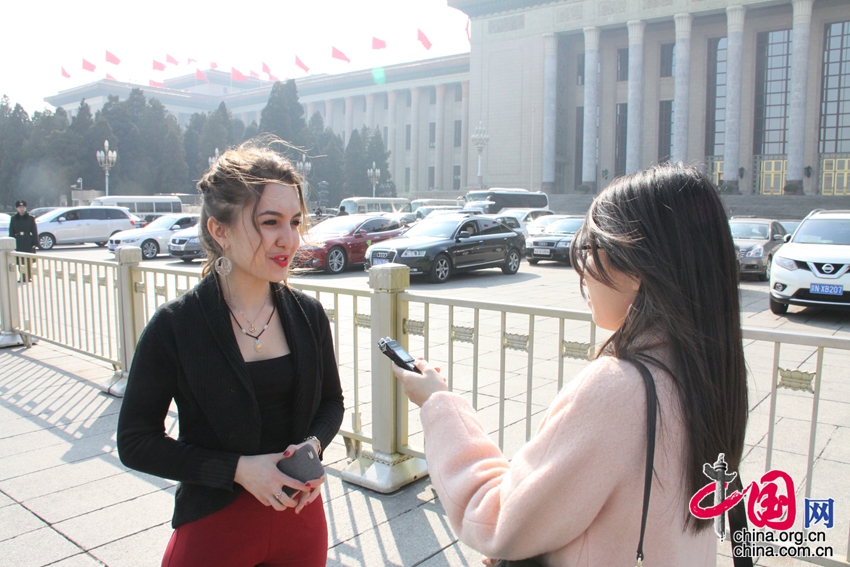 乌兹别克斯坦美女留学生关注中国两会