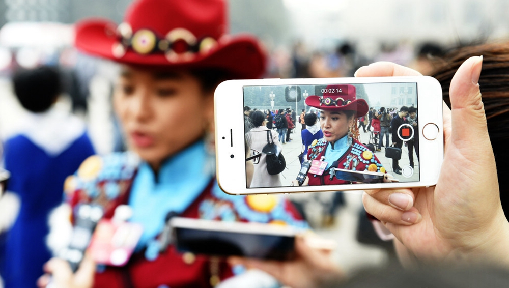 制服控PK民族风 两会上的“奇装异服”
