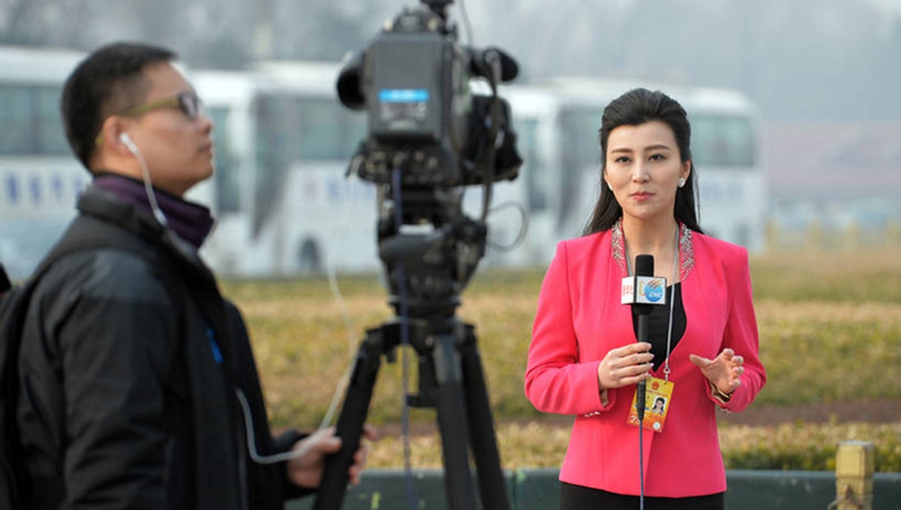 两会靓丽风景线：美女记者精致妆容出镜