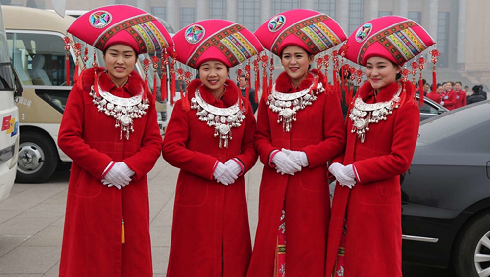 两会最美风景线：美女礼仪精致妆容出镜