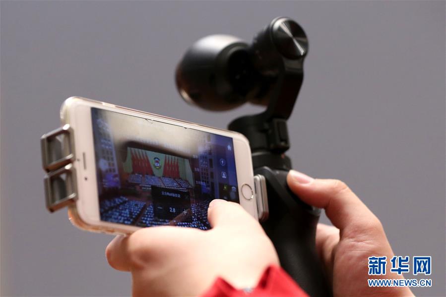 （两会·花絮）（5）各显神通拍两会