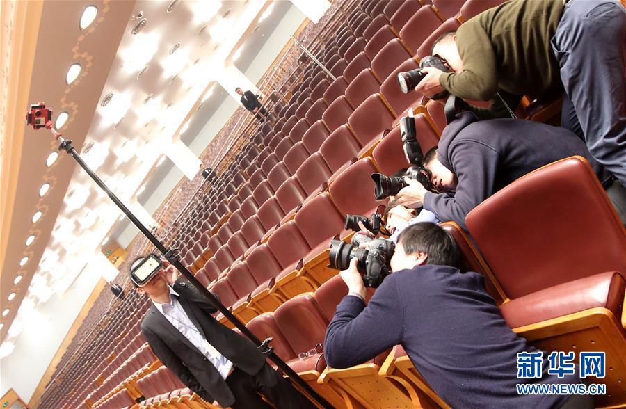 （两会·花絮）（6）各显神通拍两会