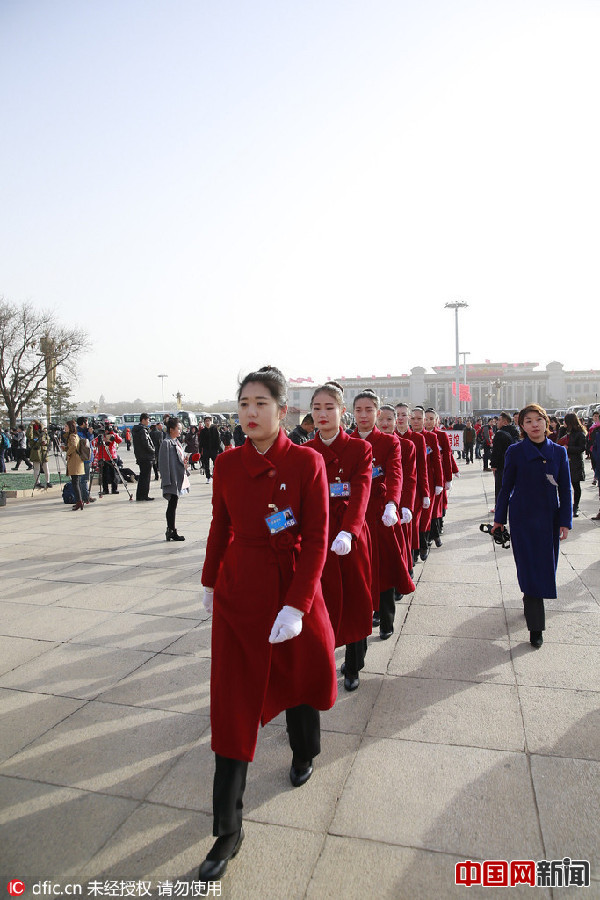 2016年两会:美女礼仪人民大会堂前手指比爱心合影留念