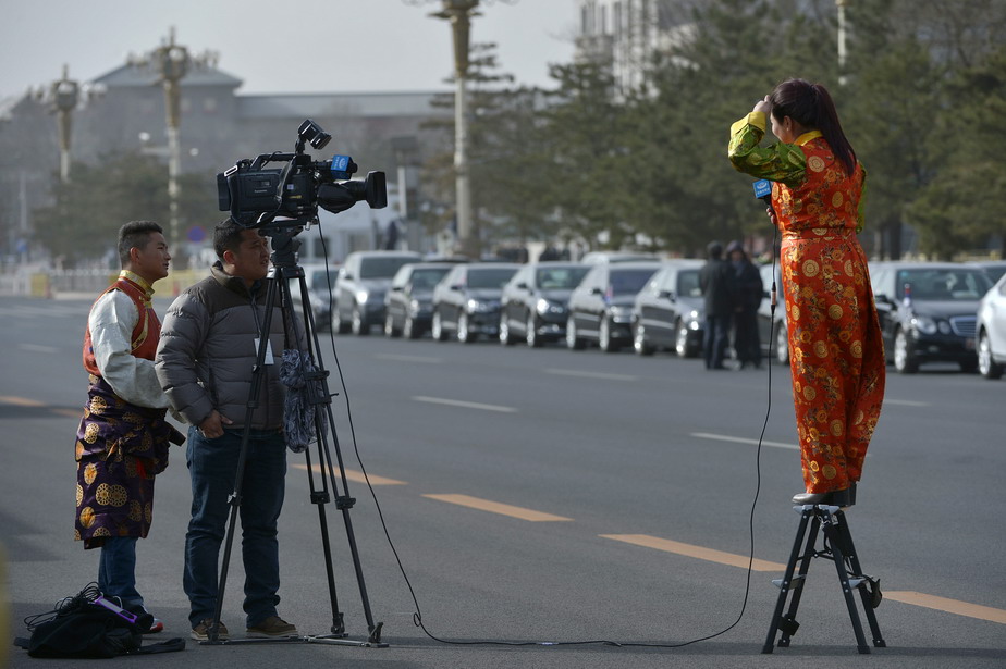 这是记者们在人民大会堂外现场报道。 新华社记者 彭昭之 摄