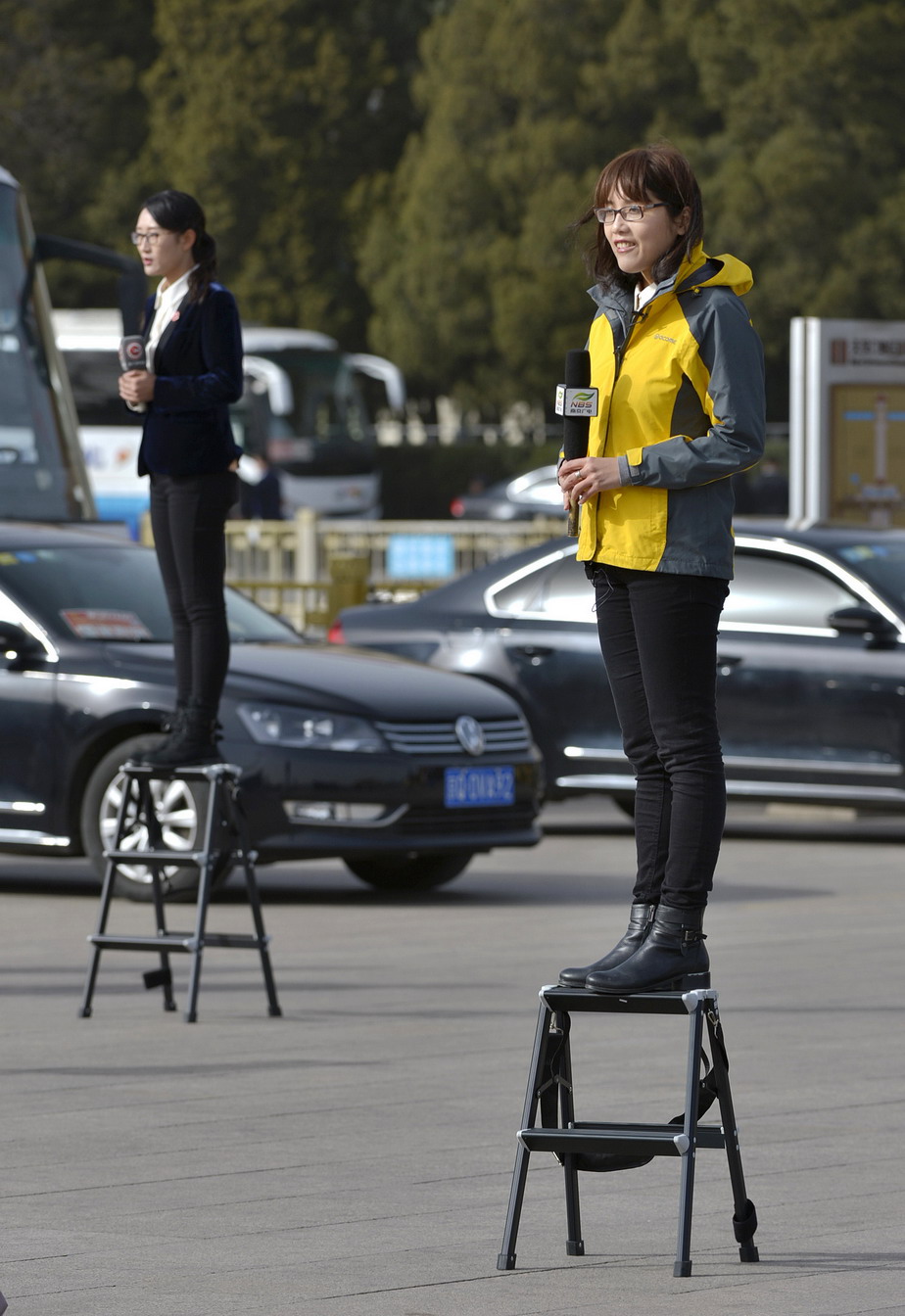 是记者们在人民大会堂外现场报道。 新华社记者 彭昭之 摄