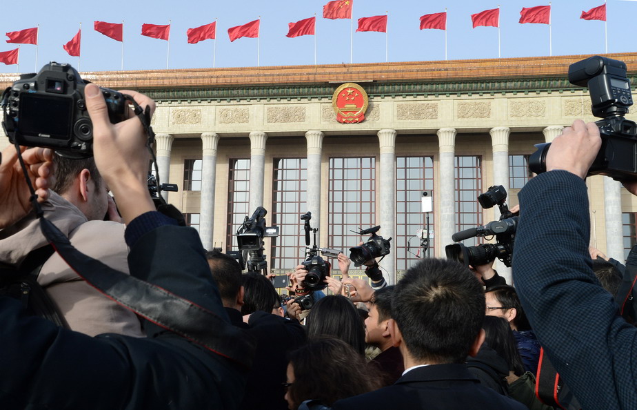 这是记者们在人民大会堂外采访拍摄。 新华社记者 李贺 摄