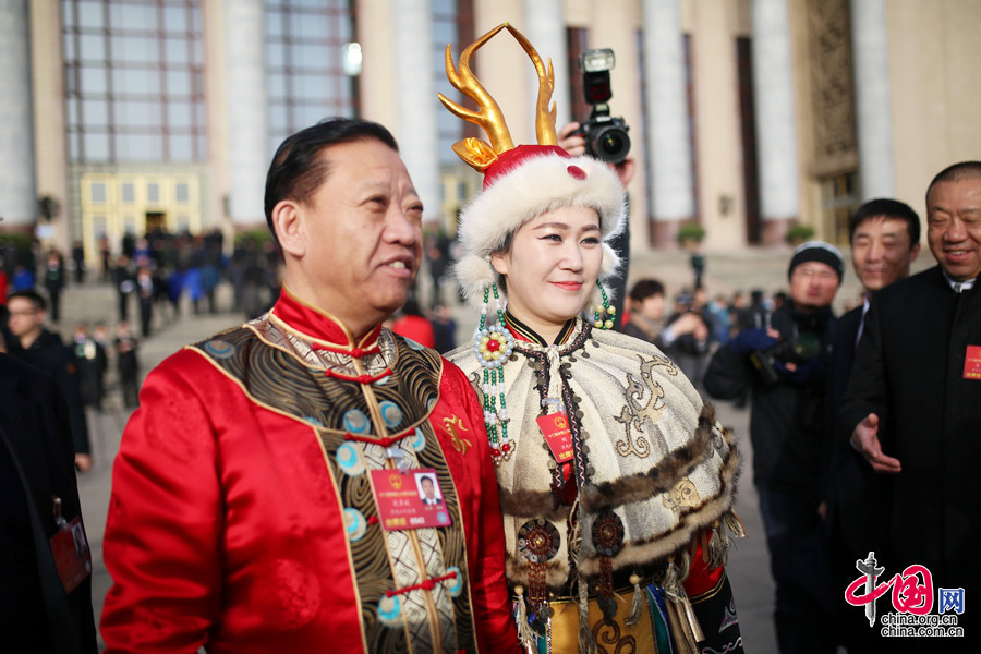 3月5日，十二届全国人大四次会议于上午９时在人民大会堂开幕，来自黑龙江的赫哲族人大代表刘蕾受关注，这位身着少数民族服饰的80后女孩面带微笑，从容步入会场。 中国网记者 郑亮摄