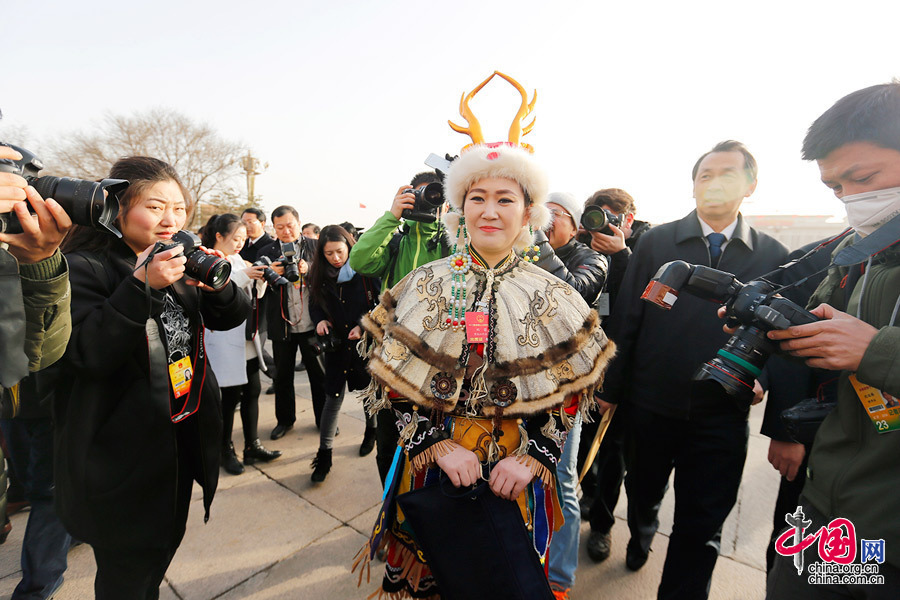3月5日，十二届全国人大四次会议于上午９时在人民大会堂开幕，来自黑龙江的赫哲族人大代表刘蕾受关注，这位身着少数民族服饰的80后女孩面带微笑，从容步入会场。 中国网记者 牛博摄
