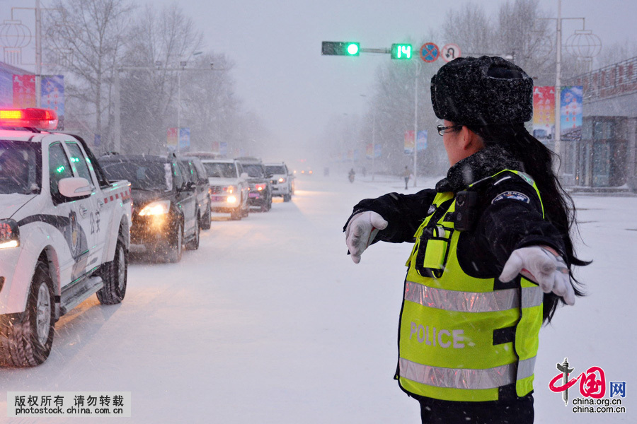 3月4日下午，内蒙古呼伦贝尔牙克石市普降大雪，强降雪导致市区能见度极低，局地能见度不足200米，截至5日清晨，当地局地积雪深度达30厘米。