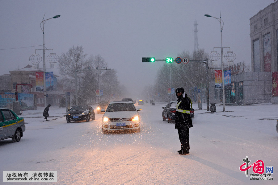 3月4日下午，內蒙古呼倫貝爾牙克石市普降大雪，強降雪導致市區能見度極低，局地能見度不足200米，截至5日清晨，當地局地積雪深度達30釐米。