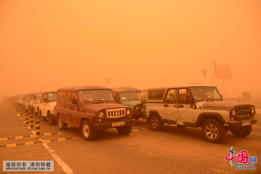 3月4日，內蒙古二連浩特市，沙塵暴將天空變成了紅色。中國網圖片庫