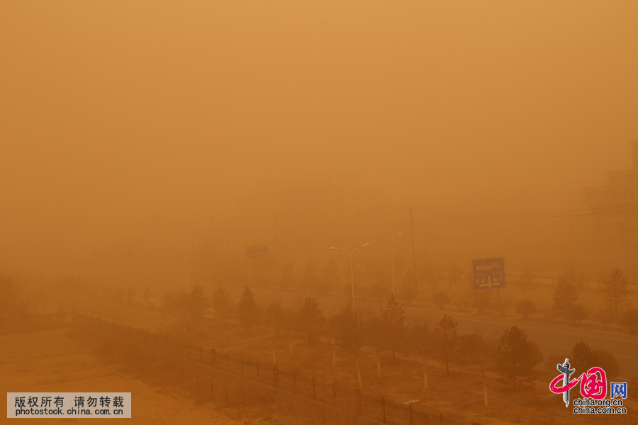 3月4日，內蒙古二連浩特市，沙塵暴將天空變成了紅色。中國網圖片庫