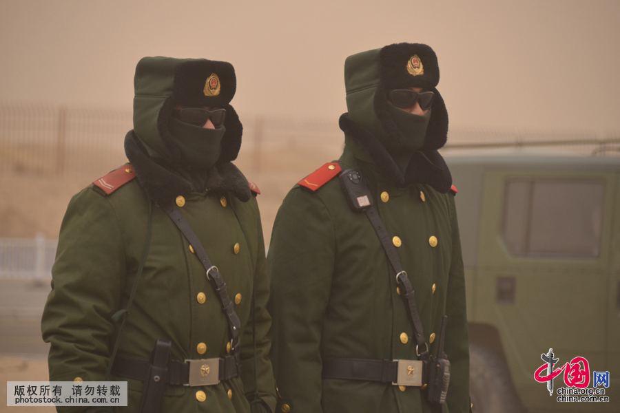 3月4日，內蒙古邊防總隊二連邊防檢查站官兵頂著沙塵暴天氣在邊防一線執勤。中國網圖片庫