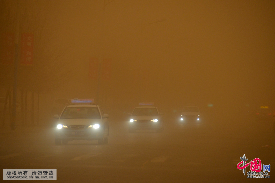 3月4日，由於風沙較大，車輛紛紛打開車燈行駛。中國網圖片庫