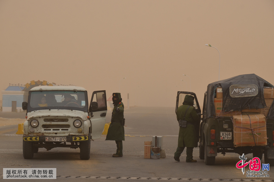3月4日，內蒙古邊防總隊二連邊防檢查站官兵頂著沙塵暴天氣在邊防一線執勤。中國網圖片庫