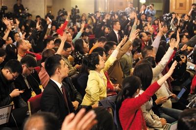 发布会上，记者们争相举手提问。新京报记者 侯少卿 摄