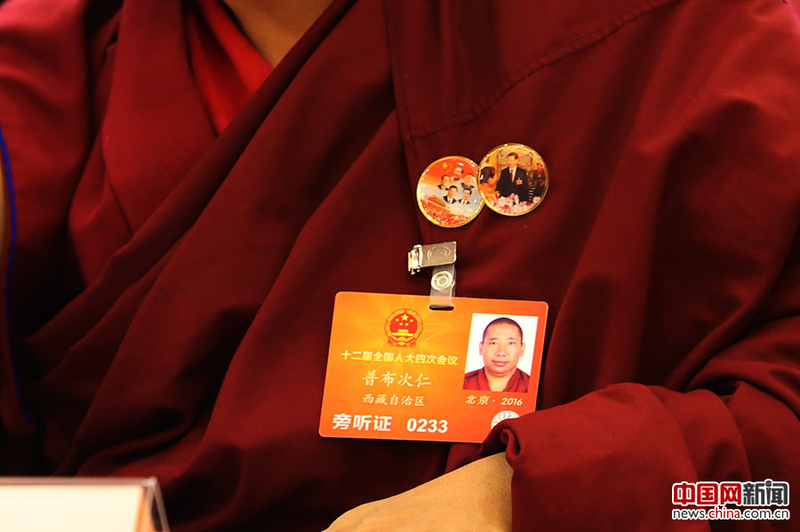 西藏团代表佩戴领导人头像胸章参加审议(组图