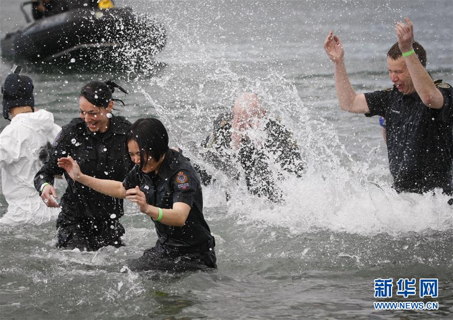 （体育）（2）温哥华警察冬泳为特奥会筹款