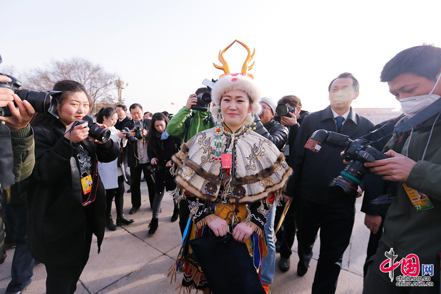  3月5日，十二屆全國人大四次會議于上午9時將在人民大會堂開幕，來自全國各地的少數(shù)民族代表陸續(xù)步入人民大會堂。圖為最年輕80后少數(shù)民族代表劉蕾。中國網(wǎng) 牛博攝