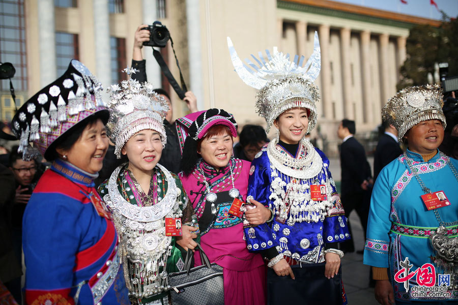 3月5日，來(lái)自全國(guó)各地的少數(shù)民族代表陸續(xù)步入人民大會(huì)堂。中國(guó)網(wǎng) 鄭亮攝