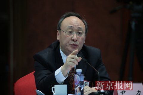 四川省长尹力回答德国记者关于扶贫工作的提问.新京报记者 陈杰摄