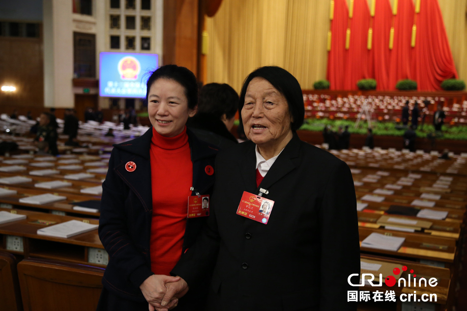 女人大代表代表申纪兰出席全国人代会(右 摄影:邓晨曦