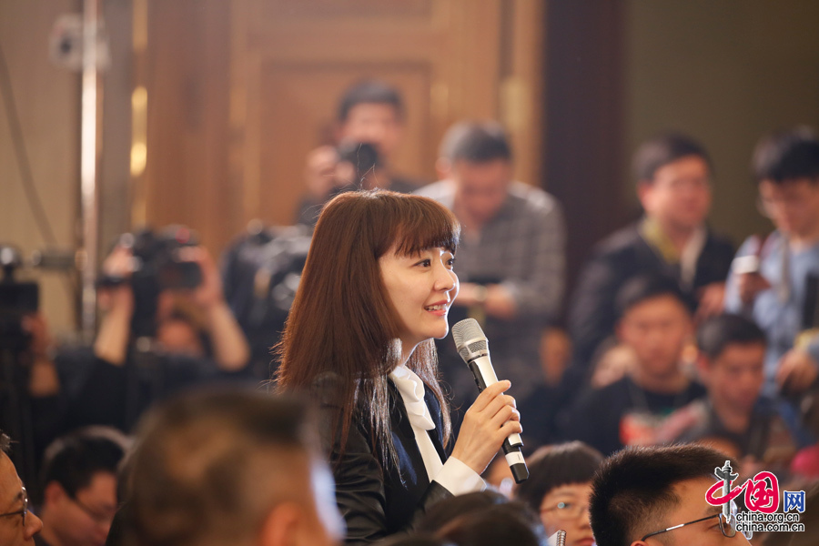 3月4日，十二届全国人大四次会议新闻发布会举行，一名女记者向大会发言人提问。中国网 杨佳摄 