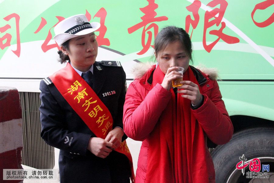  每年春節都有那麼一次傷筋動骨的回家路，在長沙做按摩師的21歲常德姑娘張婷由於雙目失明，她每年回家的路程異常艱辛。2014年2月5日，女交警當上了盲人姑娘的“亮眼睛”，全程護送她回家與親人過年。中國網圖片庫 陳自德攝