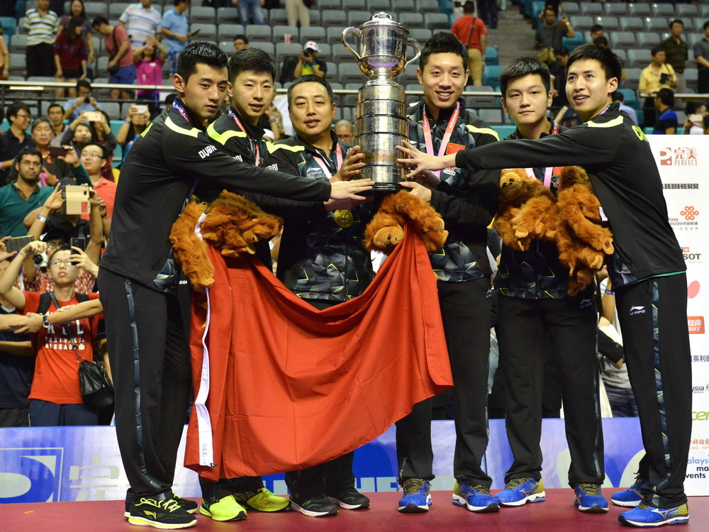  3月6日，中国队总教练刘国梁（左三），队员张继科、马龙、许昕、樊振东和方博（从左到右）在颁奖仪式上与“斯韦思林”杯合影。新华社发（张纹综摄）