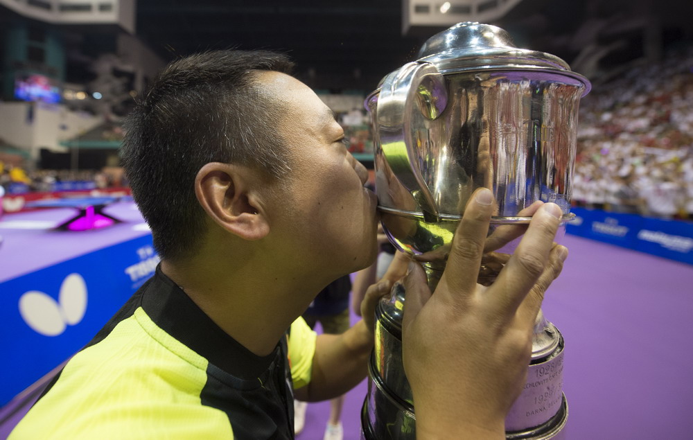 3月6日，中国队总教练刘国梁在中国男队夺冠后亲吻斯韦思林杯。新华社记者吕小炜摄 