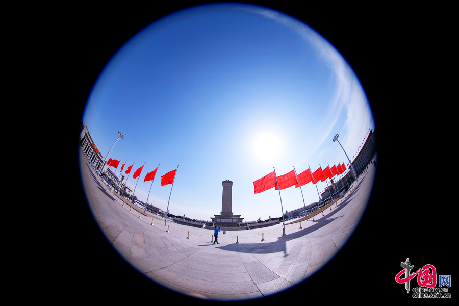 鱼眼镜头下的人民英雄纪念碑。中国网 郑亮摄