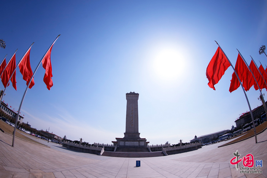 鱼眼镜头下的人民英雄纪念碑。中国网 郑亮摄