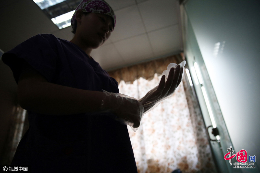 产妇在分娩时，胎儿在产道下降过程中，胎头会压迫直肠引起排便，这时助产士会戴上一次性手套将其清除。“现在对于产妇分娩中产生的排便，早已习以为常了。”侯梦茹笑着说（