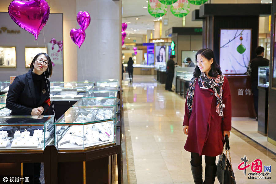 由于职业的特殊要求，助产士是不能佩戴任何饰品的。对于正值好年华的侯梦茹来说，只能在逛商场的时候“过过眼瘾”。面对琳琅满目的首饰，侯梦茹笑着说：“我要在结婚时好好戴够了！”（