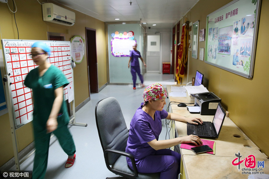 　完成一早的交接班后，助产士们开始了各自忙碌的工作（3月7日摄）。图片来源：CFP 