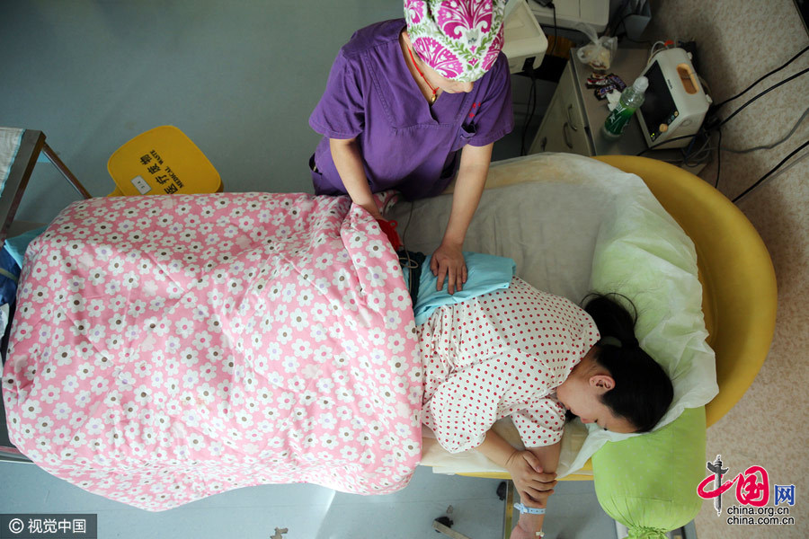 　産房內，侯夢茹正在耐心陪護一名即將分娩的産婦（2月26日攝）。圖片來源：CFP 