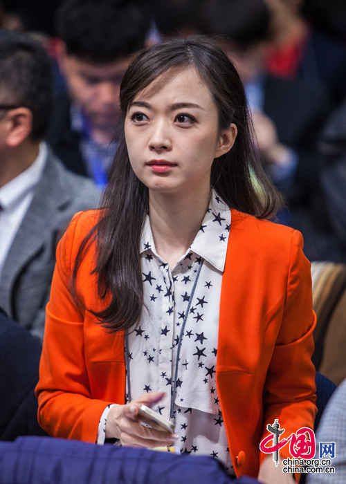 2015年3月8日，外長記者見面會，一位橙紅色上衣的大眼美女記者格外引人注目。中國網 鄭亮 攝
