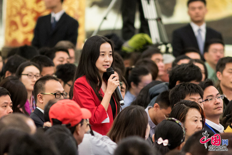 2015年兩會，身穿正紅小西裝的第一財經美女記者在會議上提問。中國網 楊佳 攝
