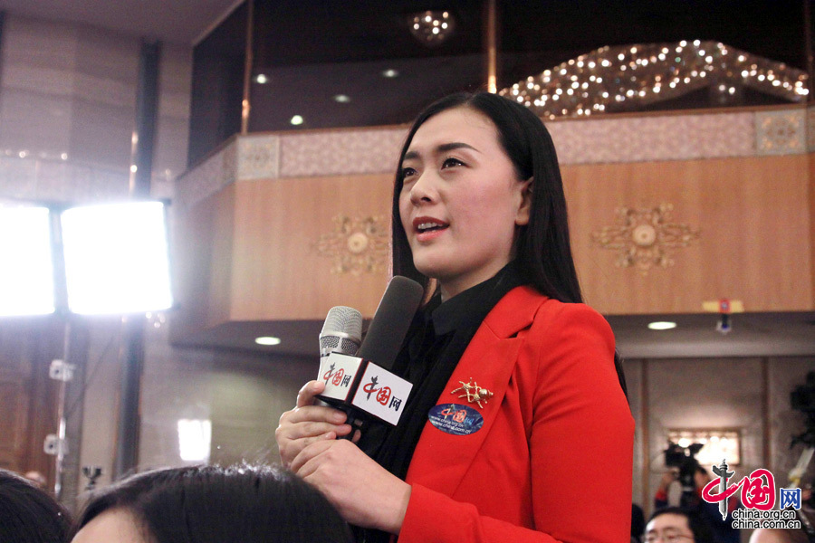 2016年3月6日，全國政協十二屆四次會議記者會，身著紅色西裝的中國網記者向政協委員許家印提問。中國網 郭天虎 攝