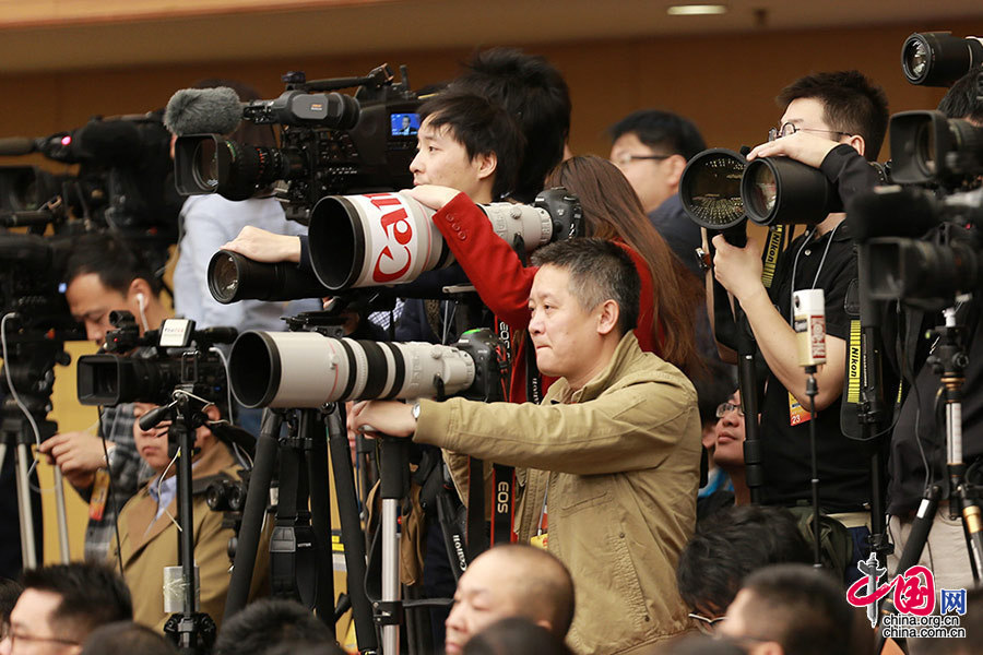  2016年3月8日，外長記者見面會，一位沒露臉的紅衣女記者也是“蠻拼的”，在一群長槍短炮、漢子林立的人群中顯得與眾不同。中國網 楊佳 攝