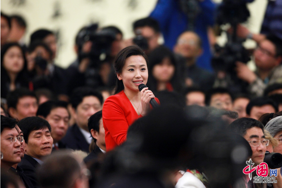 2013年十二屆全國人大一次會議記者會，一名紅衣女記者被點名提問。中國網 楊佳 攝