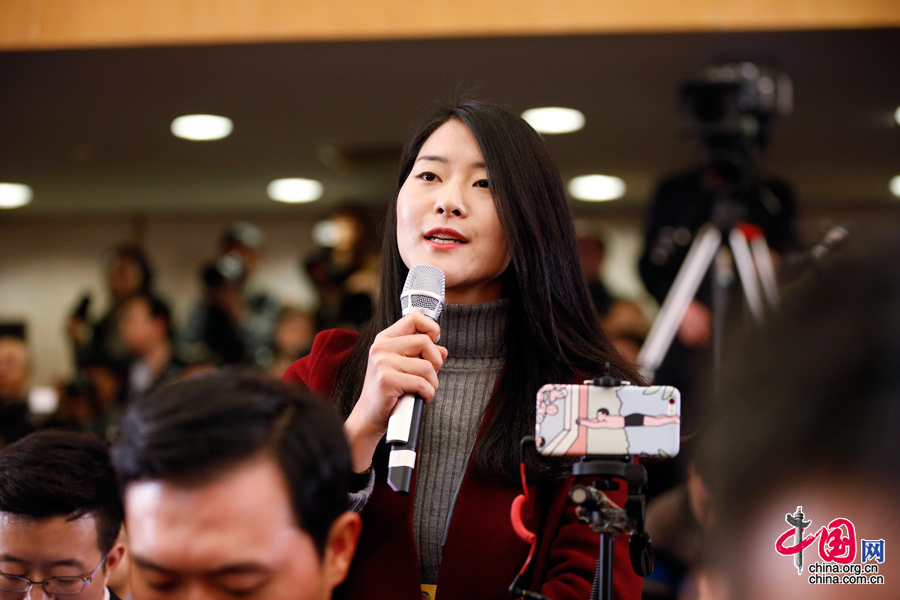 2016年3月3日，全國政協十二屆四次會議開幕會，身穿暗紅色小西裝的新京報記者向會議發言人提問。中國網 楊佳 攝