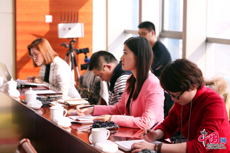 2015年兩會，身穿粉紅色上衣的中國網女記者在現場。中國網 楊佳 攝